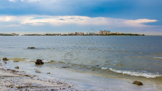 李支撑美利坚合众国佛罗里达州埃斯特岛的密尔堡海滩岸上美丽的日光下落美景照耀着国佛罗里达州埃斯特岛海洋背景图片