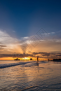 美利坚合众国佛罗里达州埃斯特岛的密尔堡海滩岸上美丽的日光下落美景照耀着国佛罗里达州埃斯特岛环境日落县背景图片