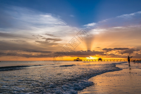波浪美利坚合众国佛罗里达州埃斯特岛的密尔堡海滩岸上美丽的日光下落美景照耀着国佛罗里达州埃斯特岛海洋支撑背景图片