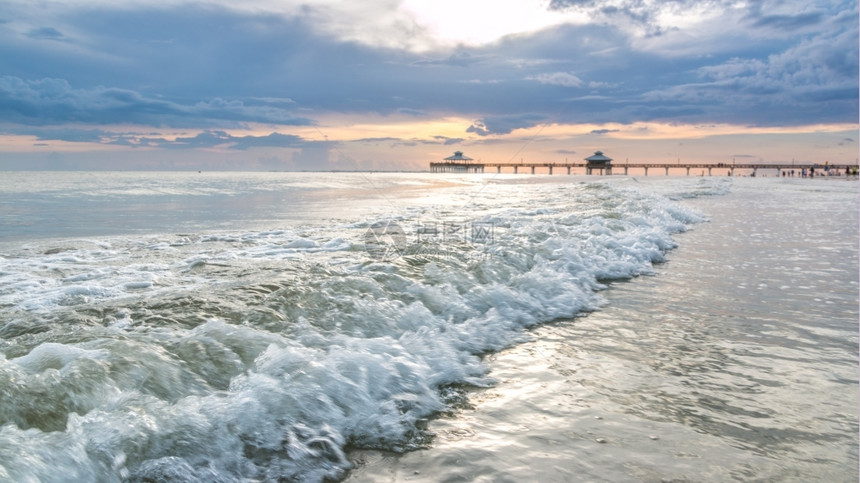 美利坚合众国佛罗里达州埃斯特岛的密尔堡海滩岸上美丽的日光下落美景照耀着国佛罗里达州埃斯特岛贝拉丘旅行李图片