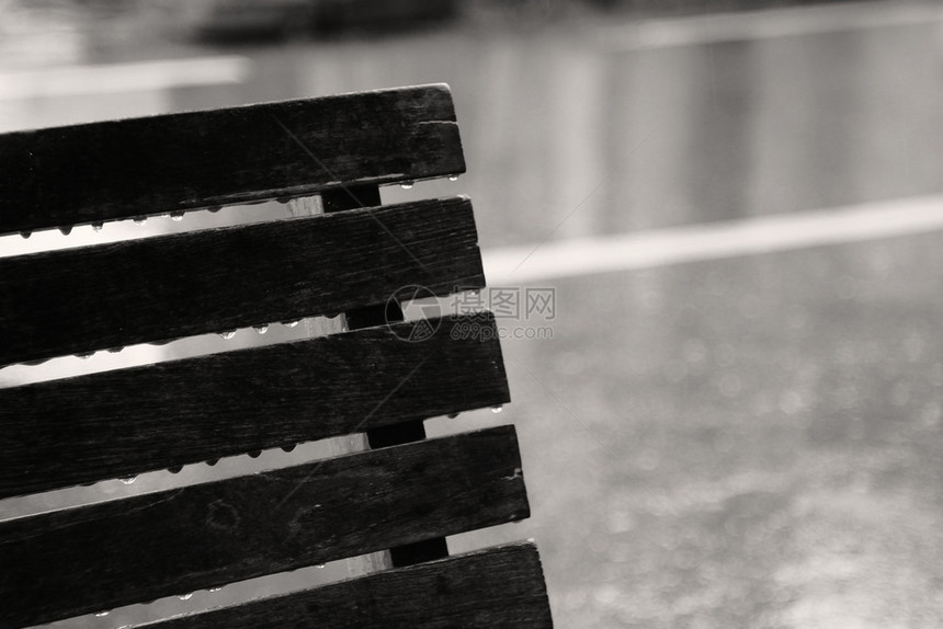 灰色的在雨天长凳上下着雨滴孤独悲伤单的概念独自然图片