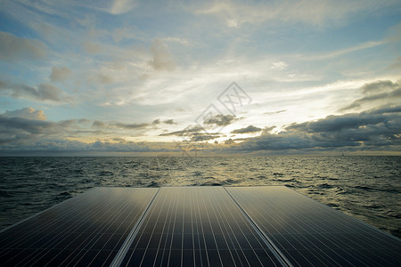 电的太阳能池板光伏发电替代力有海和天空背景干净的图片