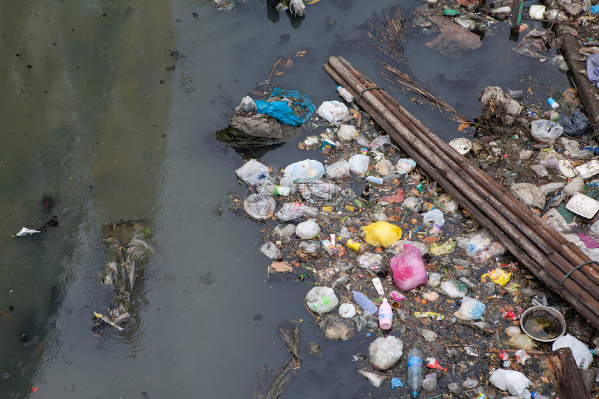 灾难河流水污染和垃圾处理有毒的湿图片