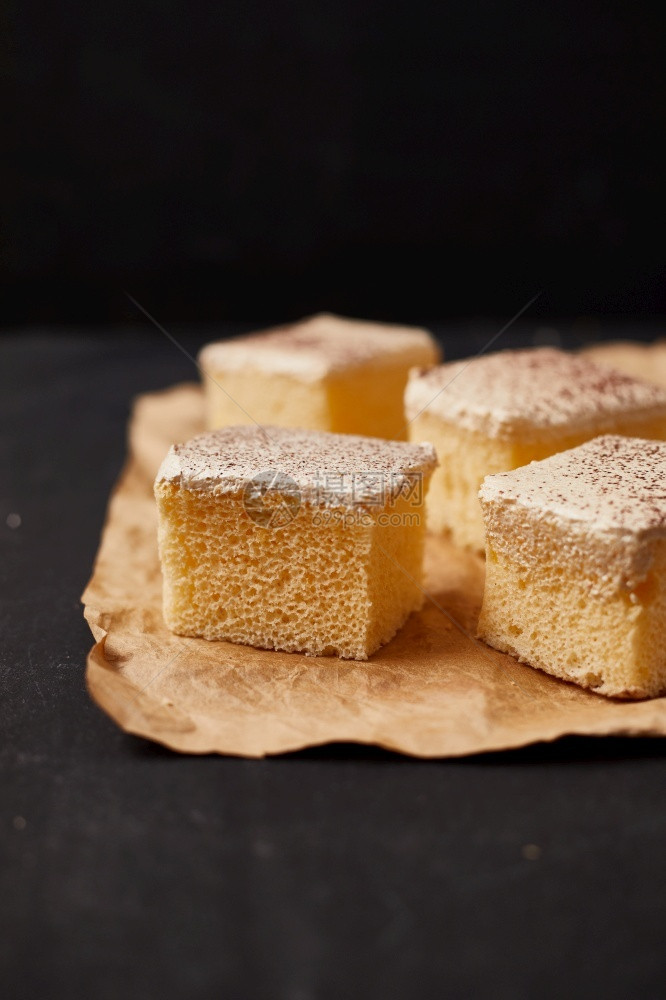 盘子甜点糖餐桌上美味的牛奶蛋糕杯上甜美的牛奶蛋糕图片