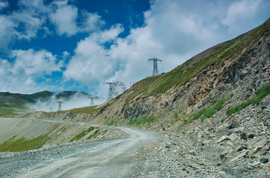 荒野Kaldama通行证3062米吉尔斯坦西部JalalAbad地区山公路岩石夏天图片
