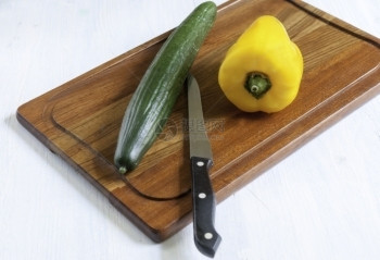 调味料吃不是孤立的黄胡椒是放在厨房切菜板上的刀片切菜板上布满了一把刀子目的图片