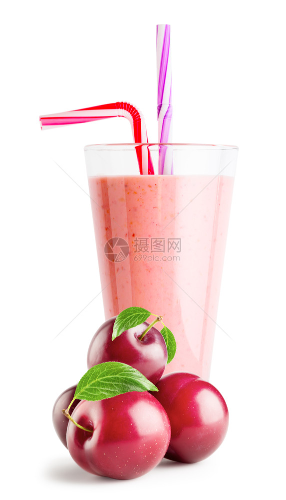 玻璃杯贝利滑雪或酸奶其中梅子孤立在白底的面上玻璃杯贝利溜冰或含羽子的酸奶维生素饮食图片