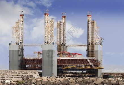 楼梯泵港湾的巨型石油平台圣鲁兹特涅里夫高的图片