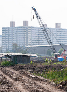 起重城市建筑附近工地的旧高卡纳车海拔项目图片