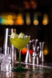 酒吧柜黄瓜鸡尾上绿色的精鸡尾寒冷的水果饮料图片
