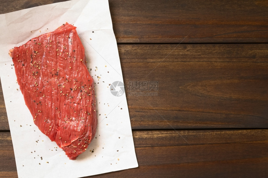 牛扒无骨新鲜生肉含黑胡椒土面用自然光拍攝的选取焦点拍摄在上方以切片顶部为焦点肌肉调味品图片