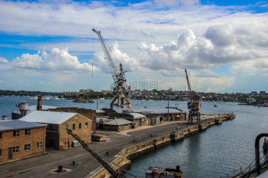 悉尼澳洲的龙牙岛船坞旧式吊机在悉尼的鸡牙岛码头停用历史造船蓝色的图片