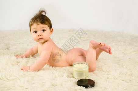 趴在地毯上的可爱婴儿背景图片