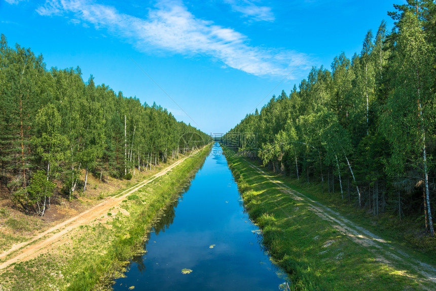 天绿色在俄罗斯Ivanovo地区阳光明媚的夏日伏尔加乌沃德运河在密的森林中布设一种图片