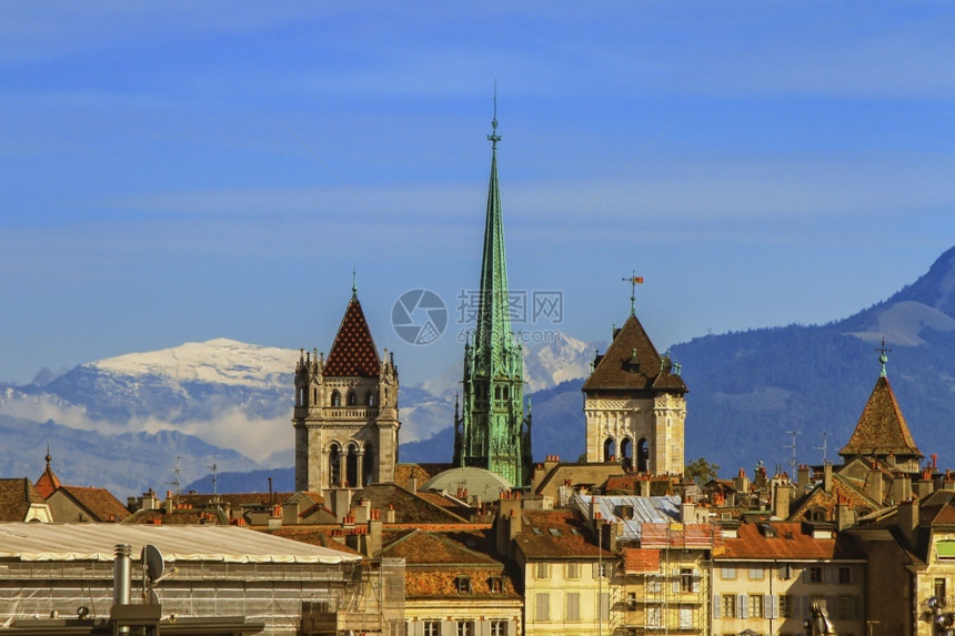 街道圣皮埃尔大教堂塔和阿卑斯山白天日内瓦瑞士大教堂圣皮埃尔塔和阿卑斯山瑞士老的宗教图片
