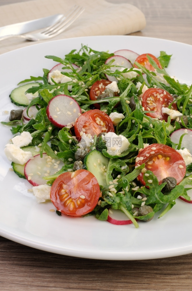 肉汁蔬菜沙拉配有青feta土精敷料和芝麻种子食物樱桃图片