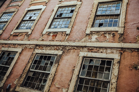 空的照片来自一栋旧楼外破碎窗户和油漆剥皮的旧建筑物肮脏垃圾摇滚图片
