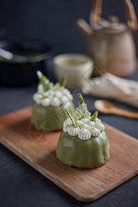 由绿茶制成的蛋糕由绿茶制成的蛋糕日本人面包店喝图片