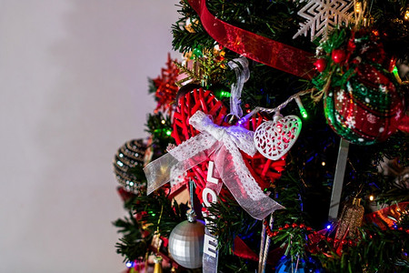 美丽的圣诞树有灯光和装饰丝带图片