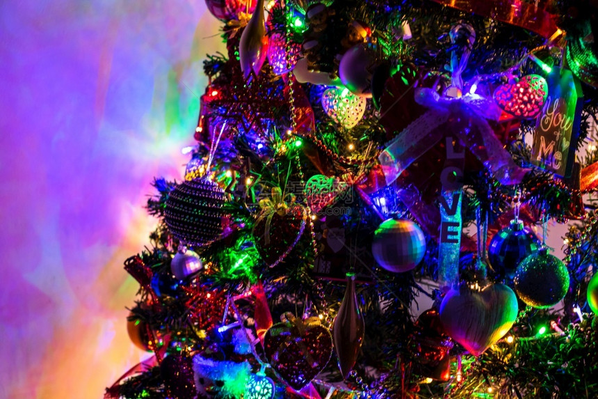 圣诞树上的彩灯和装饰品图片
