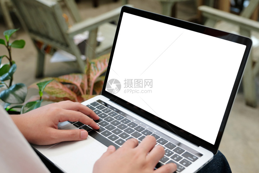 人手打提笔记本电脑用空白屏幕模拟板背景商业技术和生活方式背景概念的模板商业技术和生活方式背景概念空白的搜索在线图片