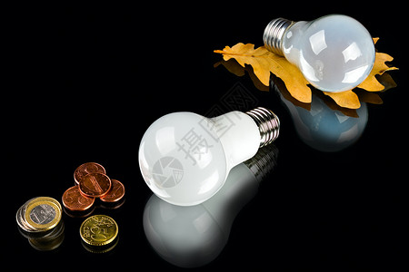 白色创新节能LED灯泡亮光和黑底硬币力量新的白色图片