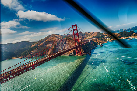 旧金山门大桥从直升机乘坐的旧金山门大桥上架有一直升机最佳金的图片
