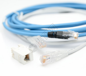 以太网RJ45白色背景电缆扩展器的蓝色和灰EmernetCat5e电缆跳线灰色的背景图片