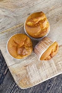 最近的美味新鲜松饼来自面粉不填充缝合新鲜松饼食物糕点背景图片