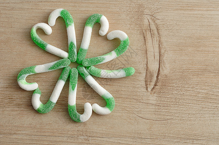 文化传统的出去由绿色和白糖果甘蔗制成的四叶花朵图片