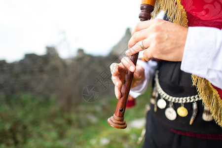 苏格兰服装管道带有传统服装的风笛播放器细节苏格兰高地背景