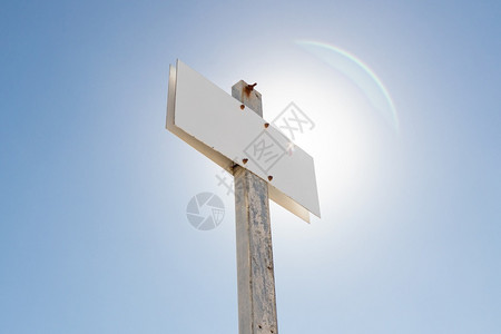 控制板空白的邮政对蓝天空白标志金属后印牌标板盖图片