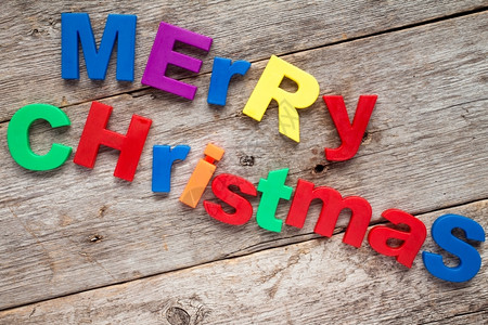 季节圣诞快乐的贺词以多彩塑料字母写成倒数书面图片
