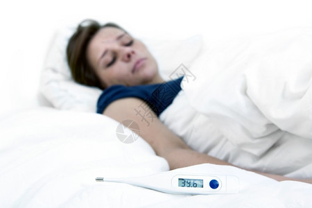 躺在病床上发烧的女性背景图片