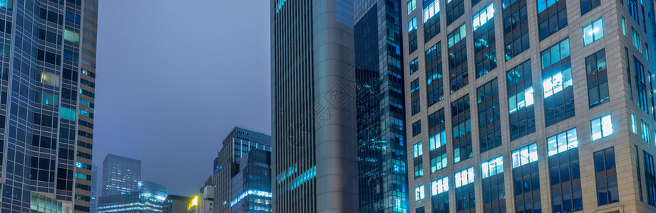 塔大都会摩天楼现代建筑夜间全景镇著名的背景图片