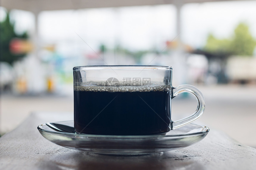 喝咖啡厅杯中的黑在木制桌子上的黑咖啡杯中电话饮料图片
