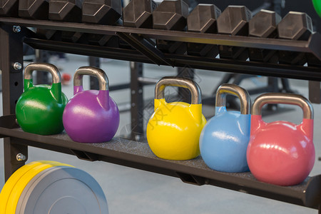 药物训练俱乐部健身用彩色壶铃和药球健身用彩色壶铃和药球图片