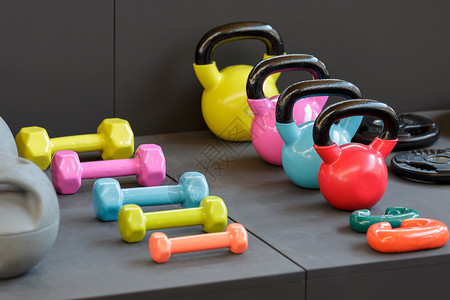 球健身用彩色壶铃和健身房哑用彩色壶铃和健身哑竞技重量图片