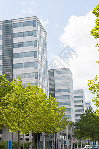 金融城市的四座现代玻璃商业办公大楼塔的几何视角7106反射图片