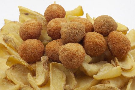 可口菊酯薯土豆和橄榄混合油煎炒快饭开胃菜图片