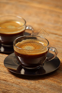 浓咖啡选择对第一个杯子的集中关注对第一个杯子的突出关注第一咖啡店图片