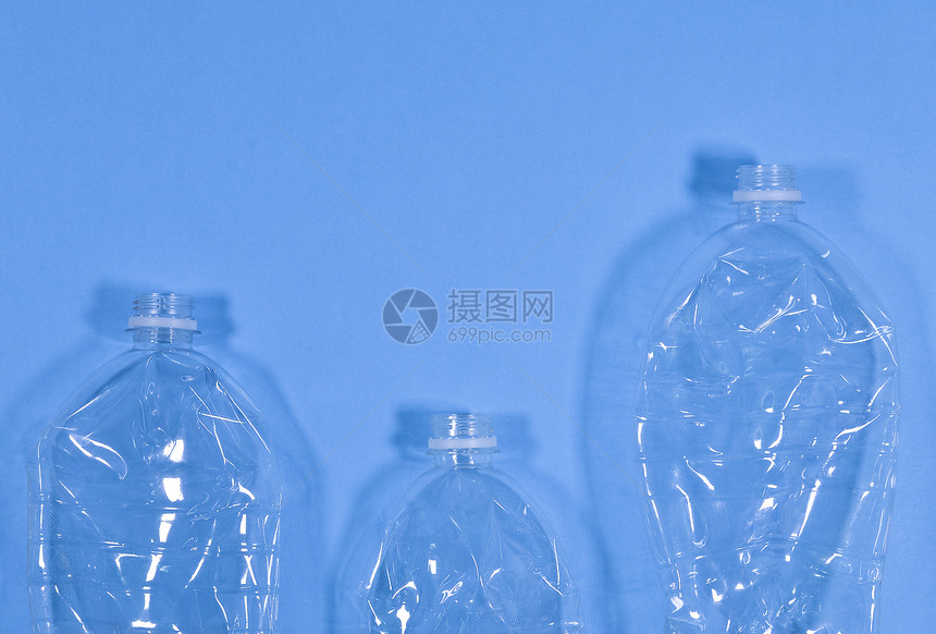 垃圾饮料在蓝底无缝模式下孤立的塑料瓶回收废物管理概念塑料袋装瓶空间复制循环废物管理概念空白的图片