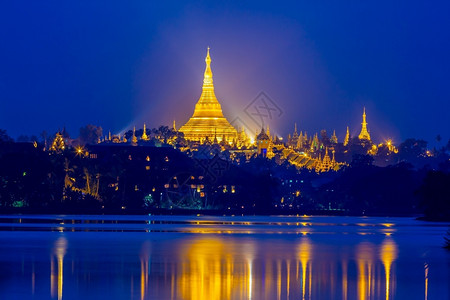 日落时缅甸仰光金塔佛教徒都会地标图片