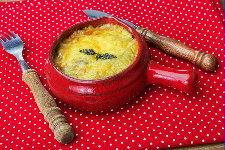 锅与蘑菇奶油和酪一起在红色波尔卡圆点桌布上朱丽叶餐具图片