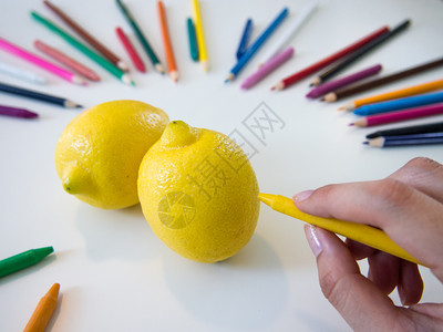 用彩色蜡笔画柠檬图片