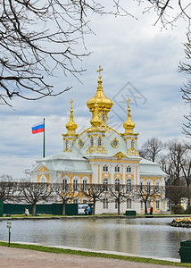 白色的水俄罗斯圣彼得堡霍夫皇宫东礼拜堂彼得夏宫图片