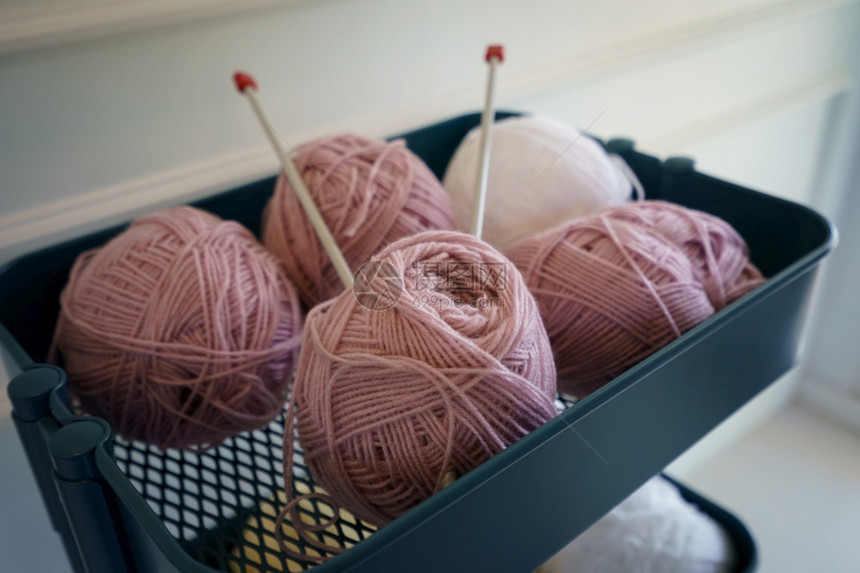 粉色编织羊毛和针有创造力的木制钩针编织图片