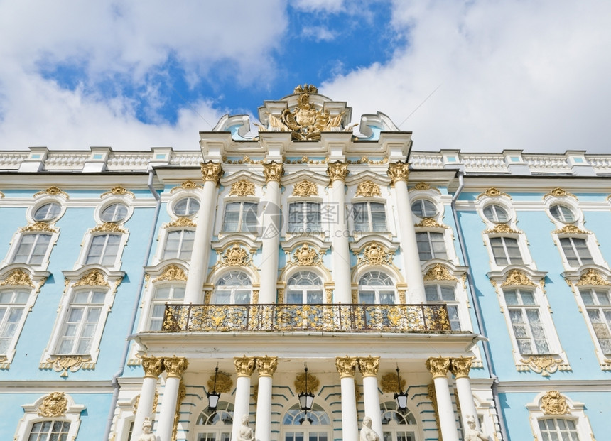 金的灰泥地标俄罗斯TsarskoyeSeloPushkin凯瑟琳宫的一部分图片