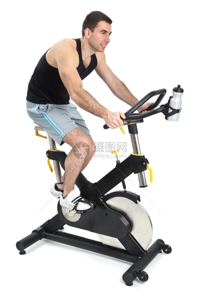 白色的一个人在室内骑自行车练习在白色背景上做健身房运动的图片