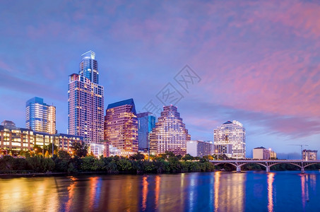 美国得克萨斯州日落时的天线市中心奥斯汀天际线现代的金融图片